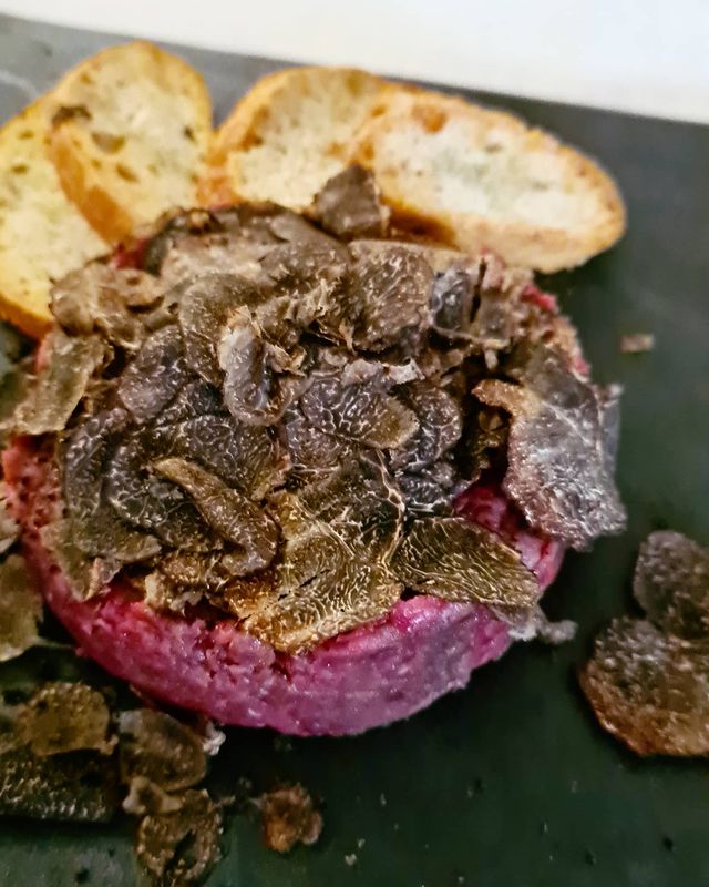 La tartare di canguro con tartufi servita al ristorante L'Antica di Como