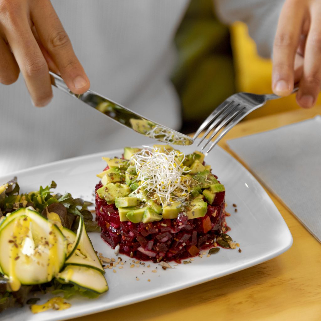 Preparazione di una tartare di manzo con avocado